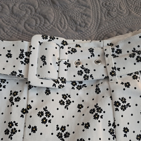 BCBGeneration White and Black Skorts with Floral Pattern - Picture 2 of 4